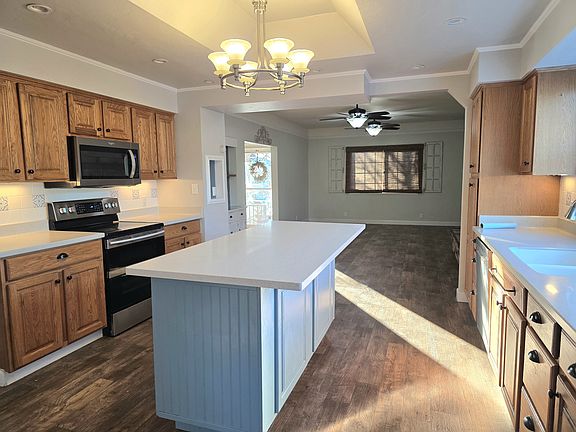 Open Kitchen Floorplan with Kitchen Island