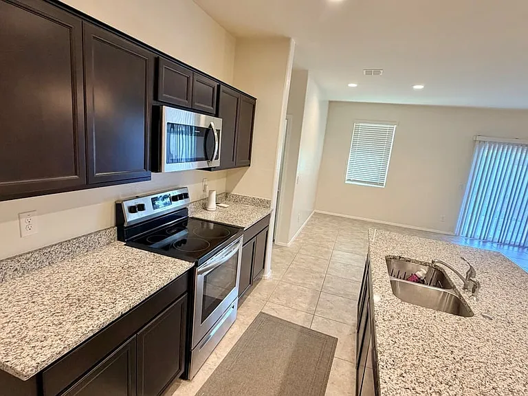 36439 W Pampoloma Ave — Photo 11
