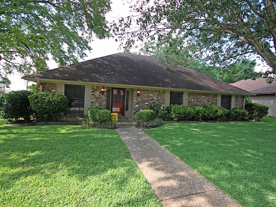 1st image of 300 Top Hill Dr
