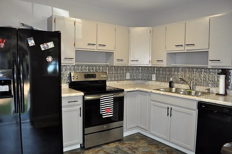 3 bed, 1.0 bath, 1152 sqft, $2,100 — Photo 3