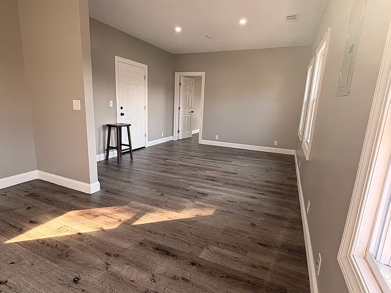 2115 Seneca St — Photo 8