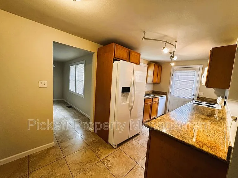 840 Maple Ave E — Photo 6