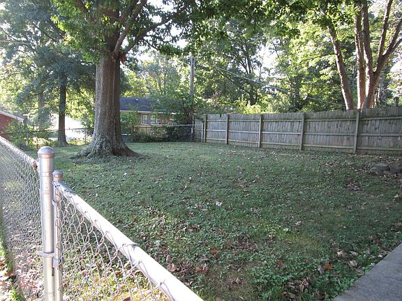 5th image of 203 Pin Oak Pl