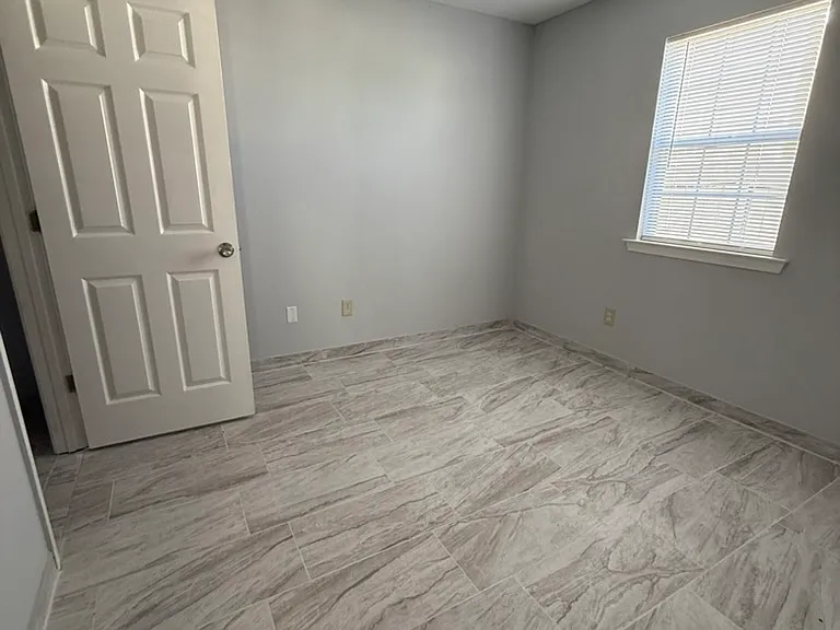 213 Kentshire Ln — Photo 7