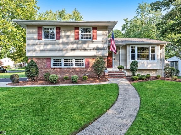 5th image of 6 Badgley Dr
