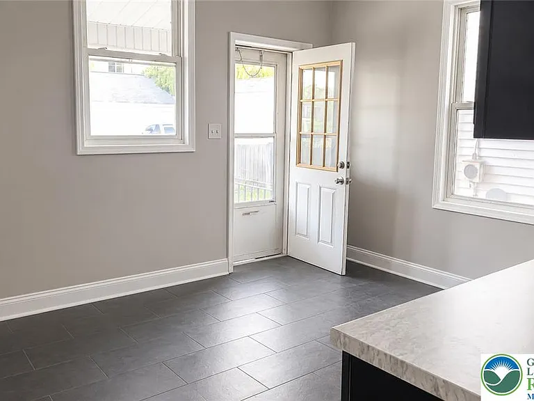 622 E Locust St — Photo 5