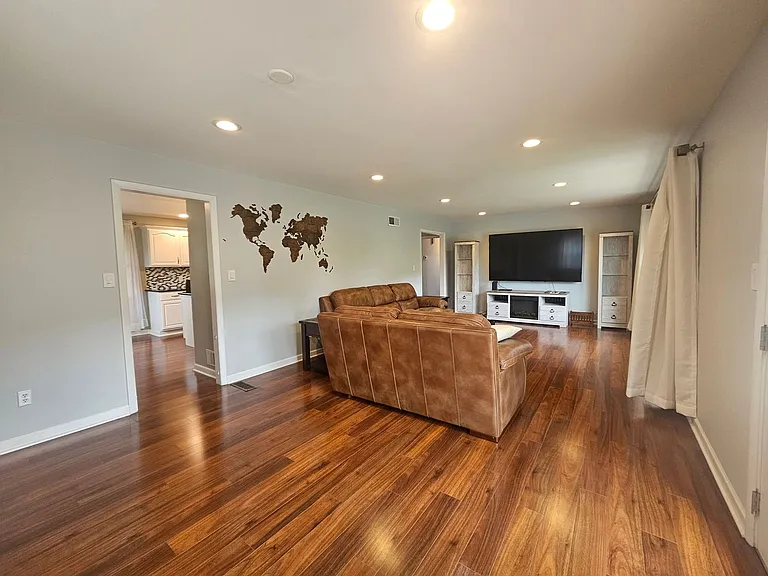 400 Spring Lea Dr — Photo 4
