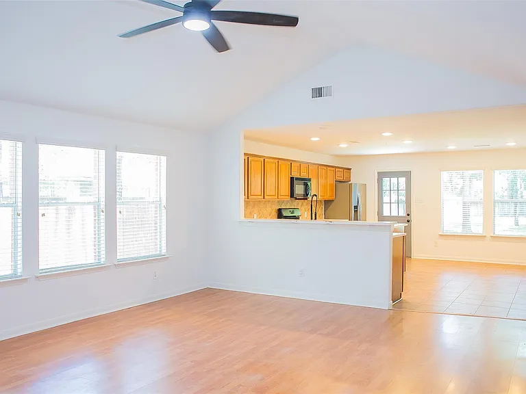 91 Genesee Ridge Dr — Photo 5