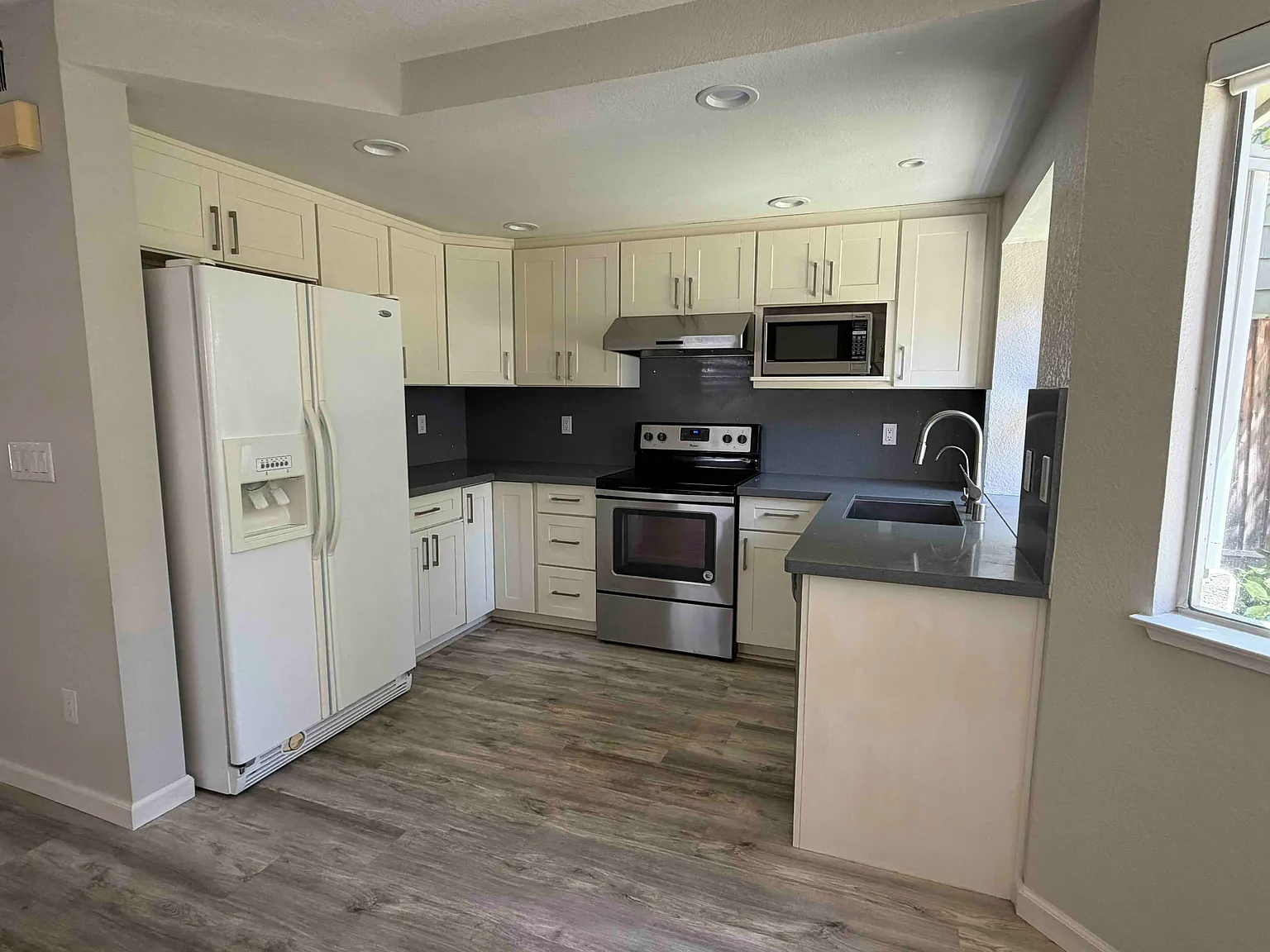 3 bed, 2.5 bath, 1651 sqft, $4,500 — Photo 3