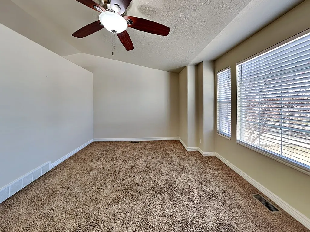 5 bed, 2.5 bath, 2084 sqft, $2,600 — Photo 4