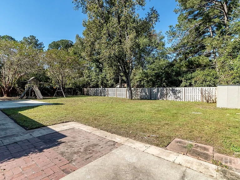Greenwich Dr — Photo 17