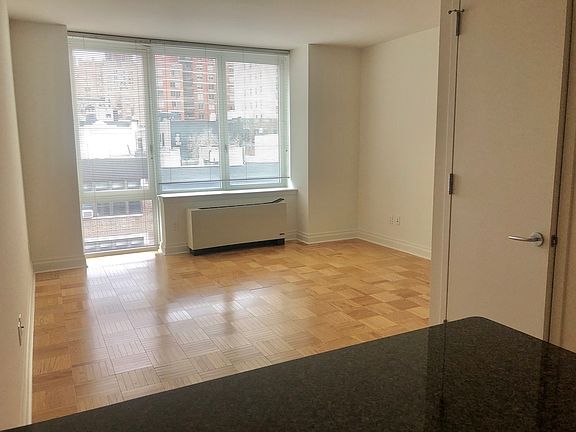 5th image of 1510 Lexington Ave APT 8U