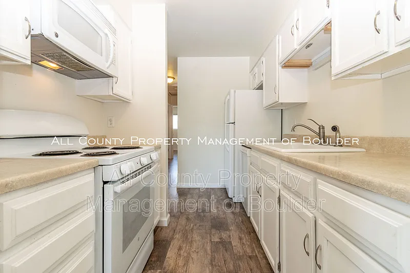 2 bed, 1.0 bath, 880 sqft, $2,100 — Photo 3