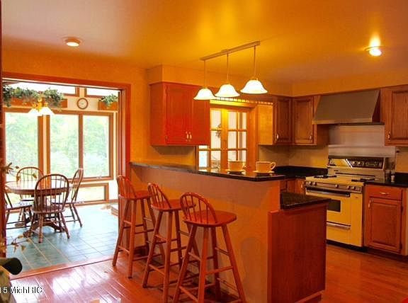 3rd image of 707 W Green St