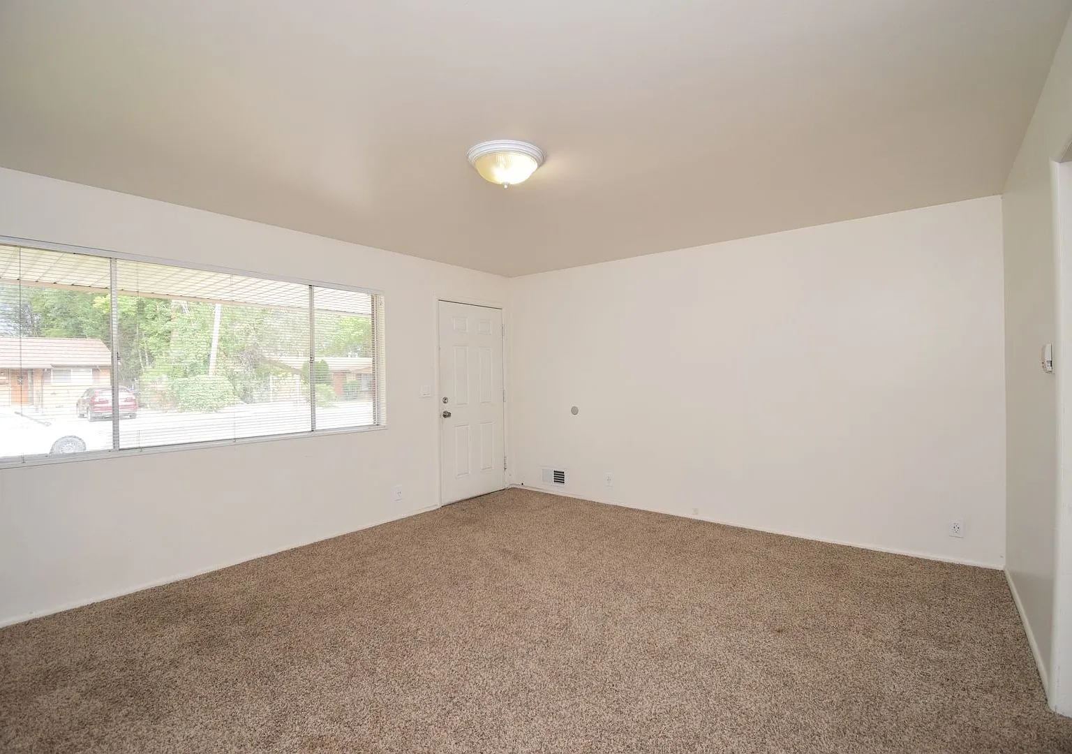 Charming 2 Bed Unit in Peaceful, Quiet Millcreek!! — Photo 4