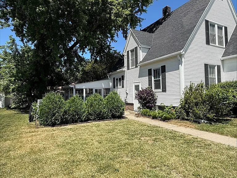 1201 Pleasant St — Photo 2