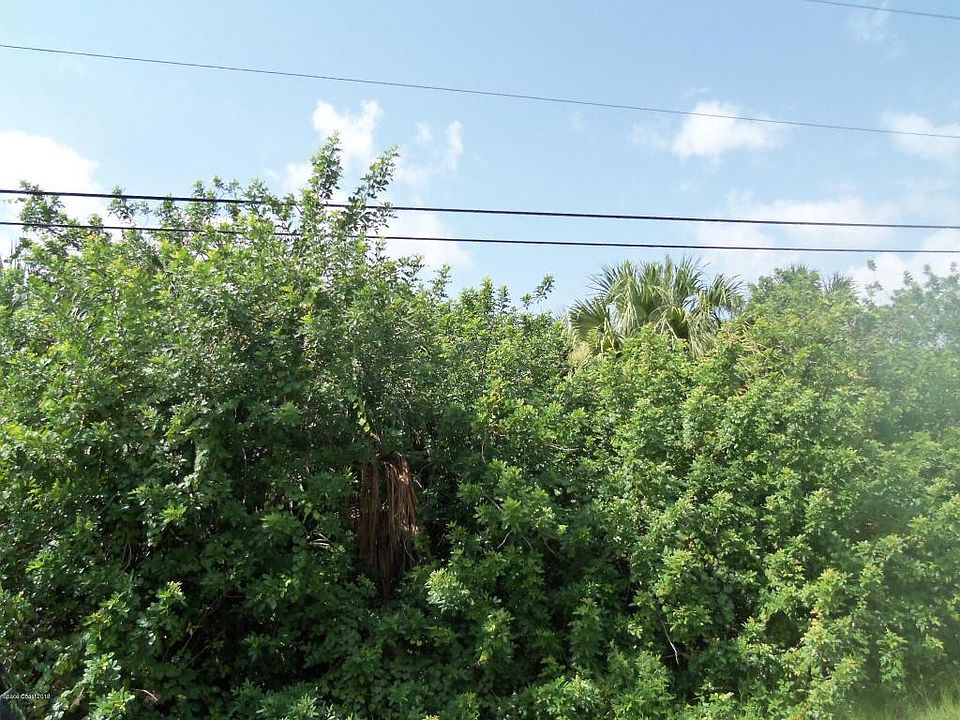2nd image of 590 La Gorce St SW