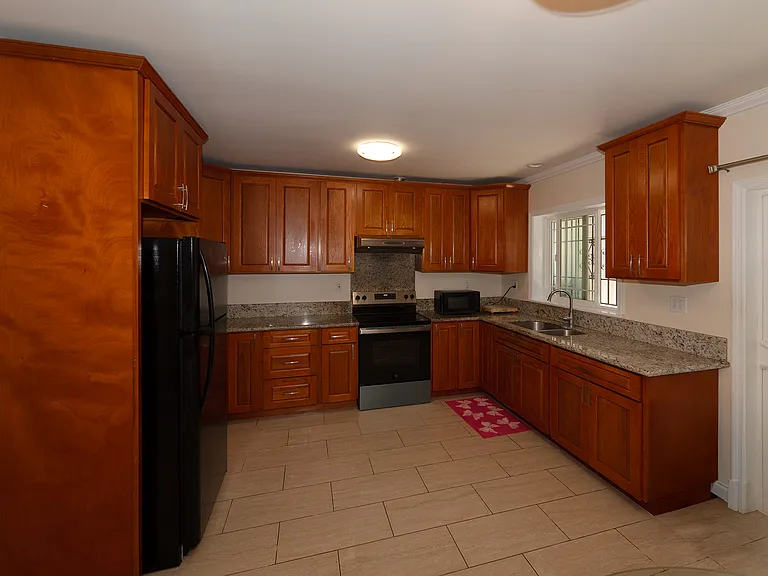 1352 8th Ave — Photo 3