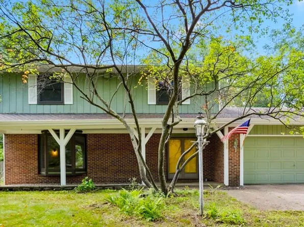 2229 Devonshire Dr NE, Grand Rapids, MI 49505