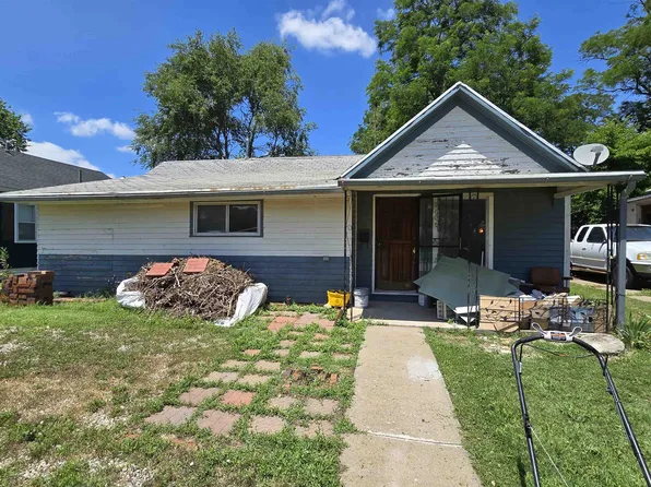 641 E 4th St, Russell, KS 67665