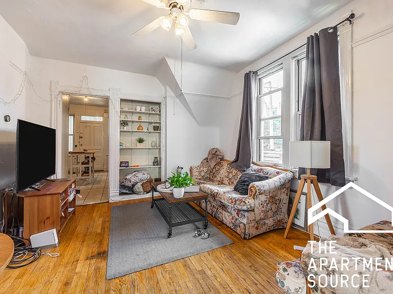 1315 W Melrose St #CH — Photo 1