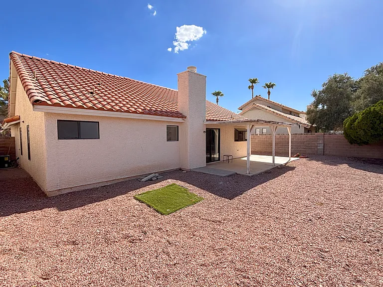 1588 Yellowwood Dr — Photo 3