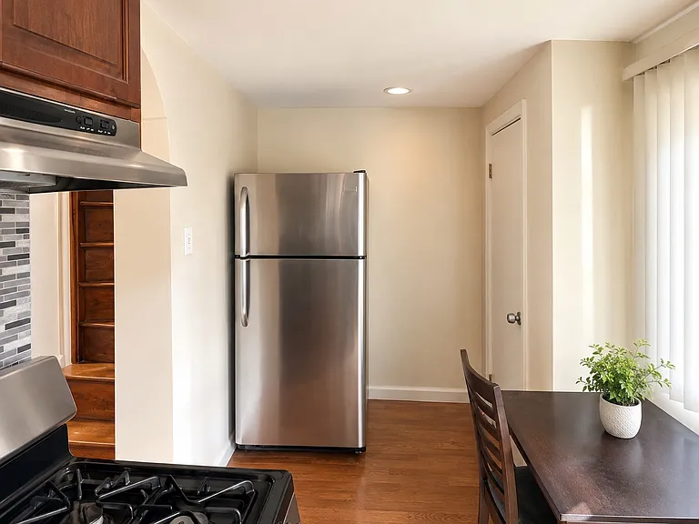 2520 Edgemont St — Photo 4