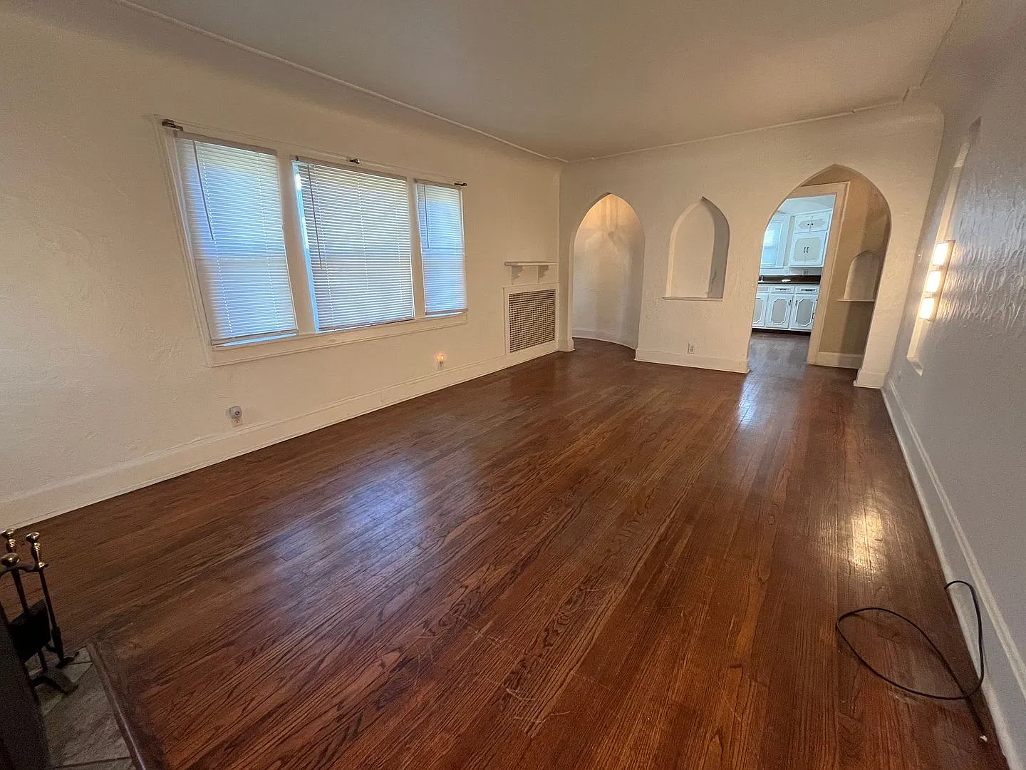 3 bedroom house with fenced yard & garage — Photo 4