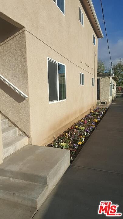 1st image of 1320 W 105th St