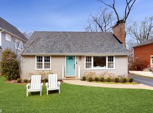 942 Queens Ln, Glenview, IL 60025