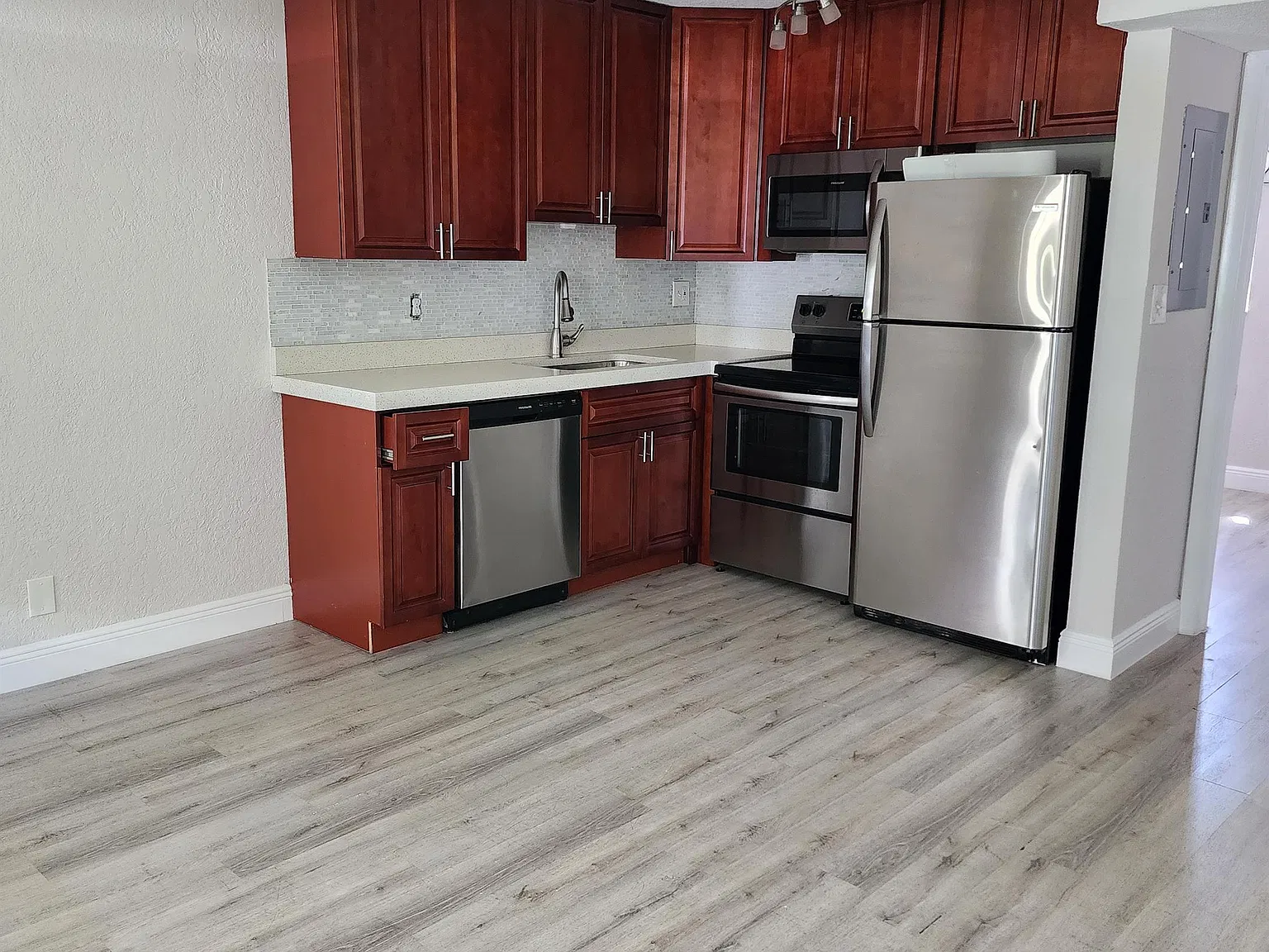 1020 NE 17th Way — Photo 2