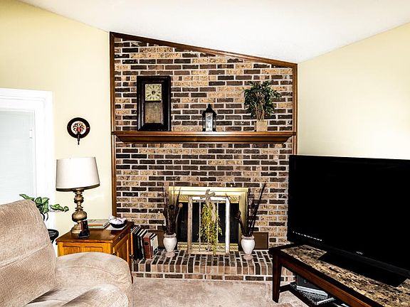 5th image of 2175 Essex Ln