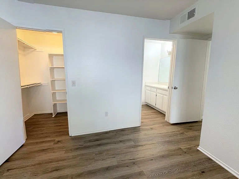 5300 Kester Avenue — Photo 21