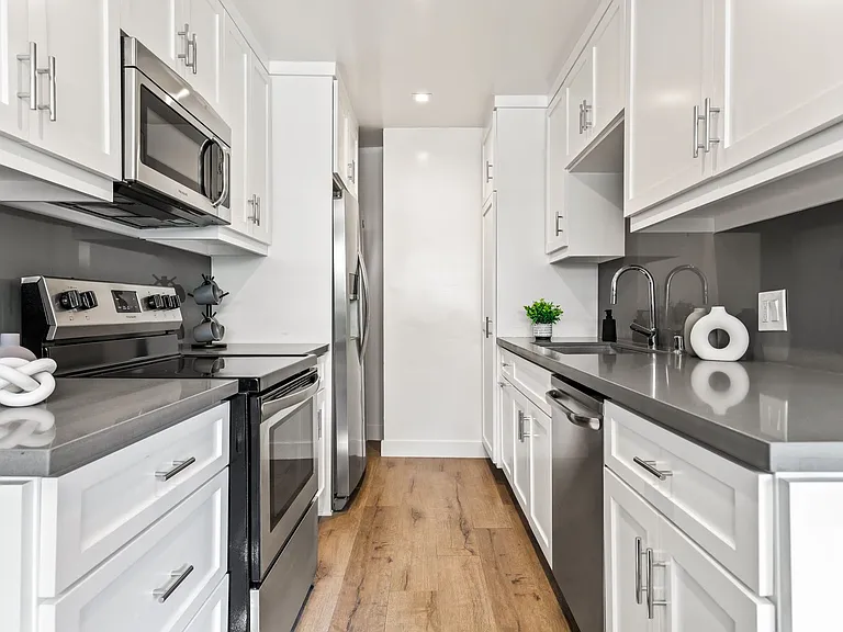1700 Malcolm Ave — Photo 8