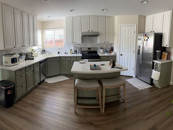 3rd image of 4883 Crest Dr