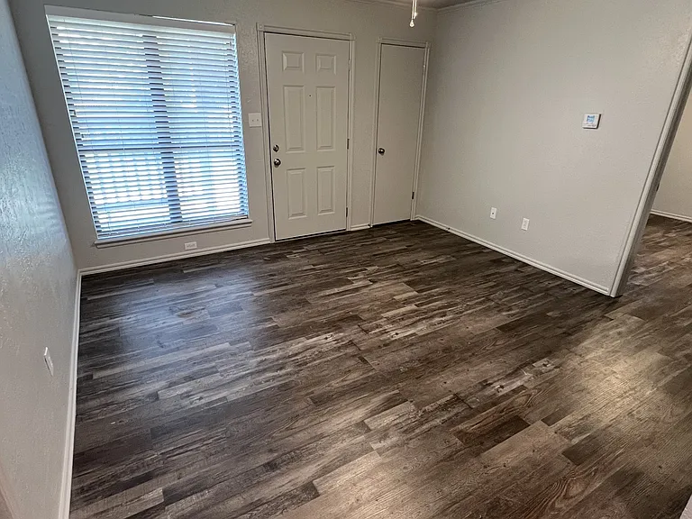 1000 Rambling Oaks Dr #7 — Photo 2