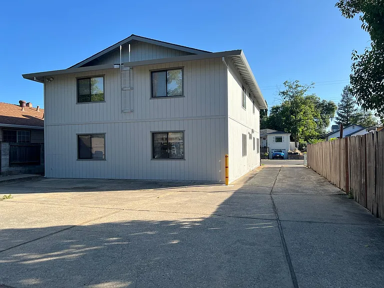144 Duranta St #B — Photo 10