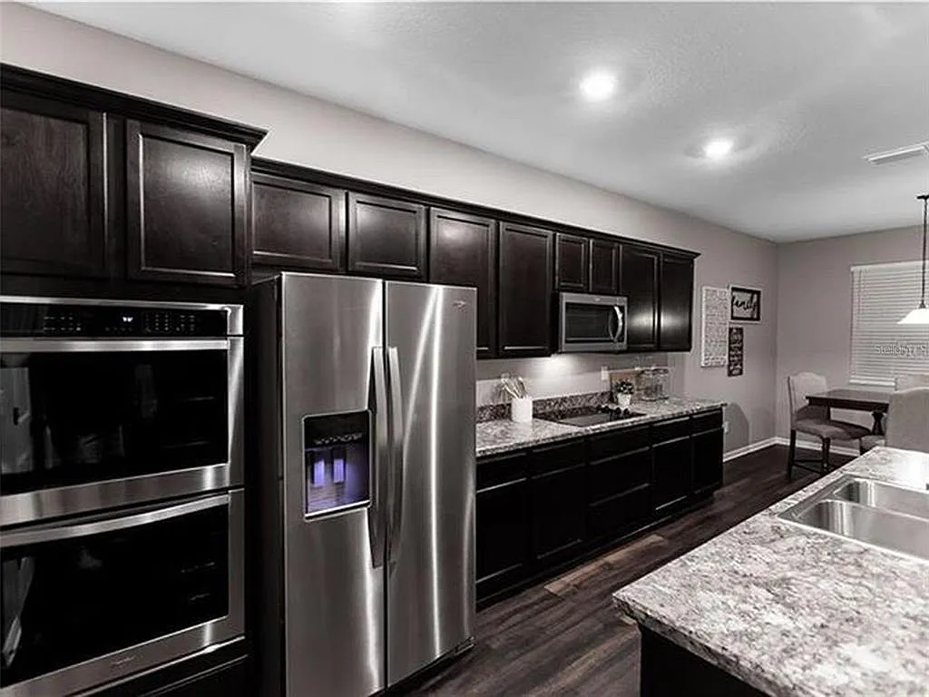 3 bed, 2.5 bath, 2770 sqft, $2,850 — Photo 2
