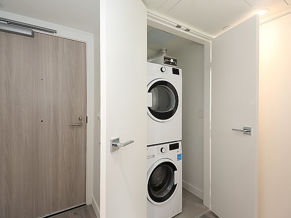 5th image of 1107 Richards St #304