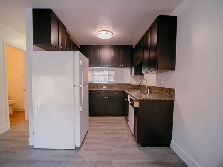 Parkway Plaza Apartments — Photo 25