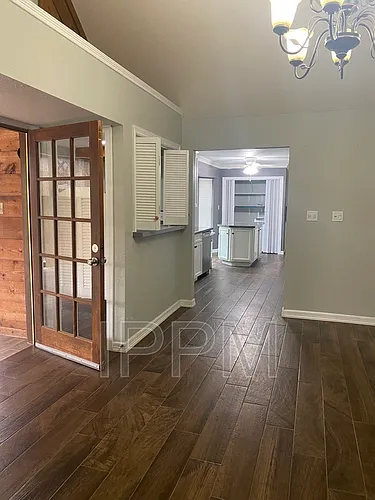 609 Inverary Dr Photo 1