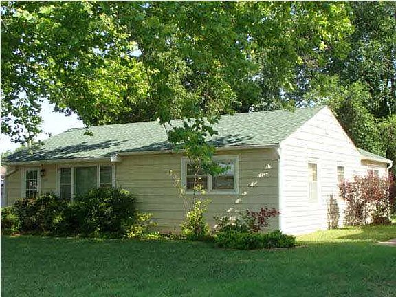 3rd image of 1572 Terrace Dr
