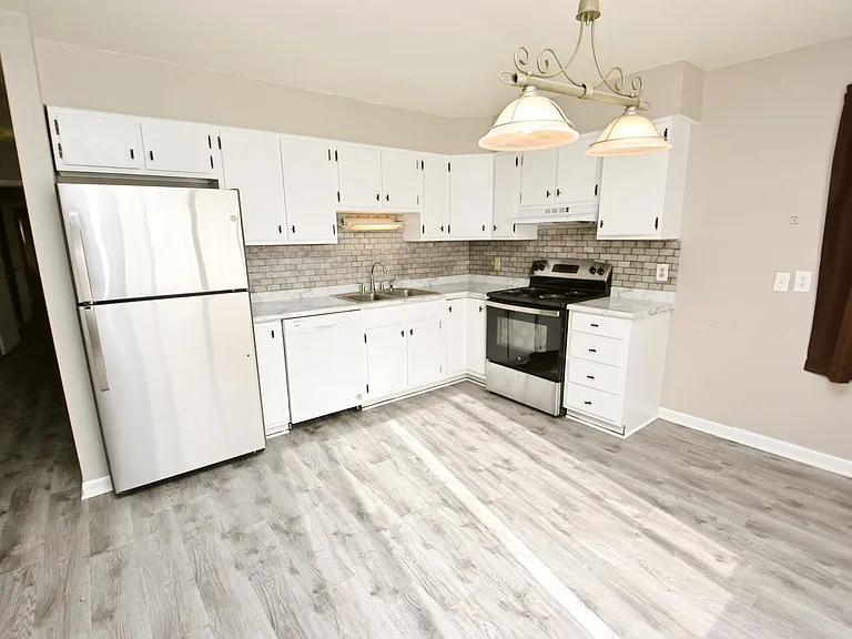 1023 Oakland St — Photo 2