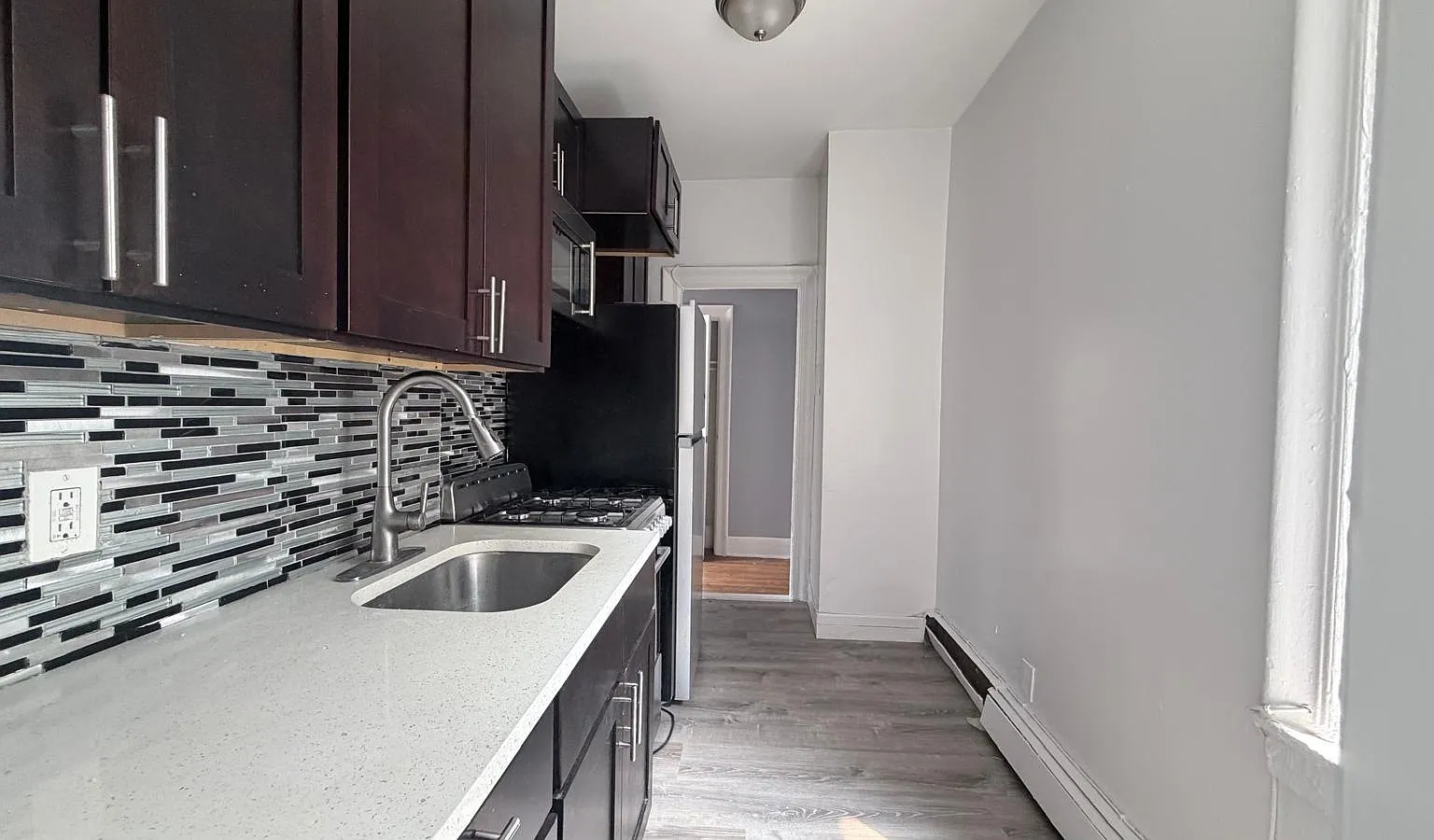 149 Zabriskie St — Photo 2