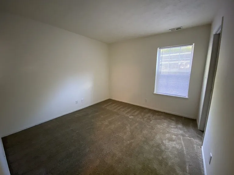 Vantage Pointe Apartments — Photo 13