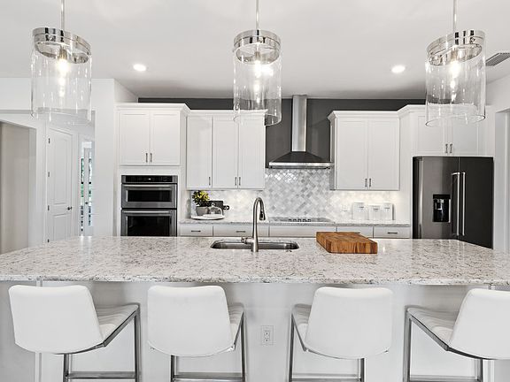 Center island, perfect for hosting guest