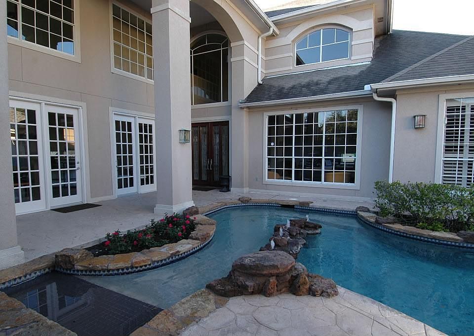 HOME FEATURES COURTYARD AND POOL