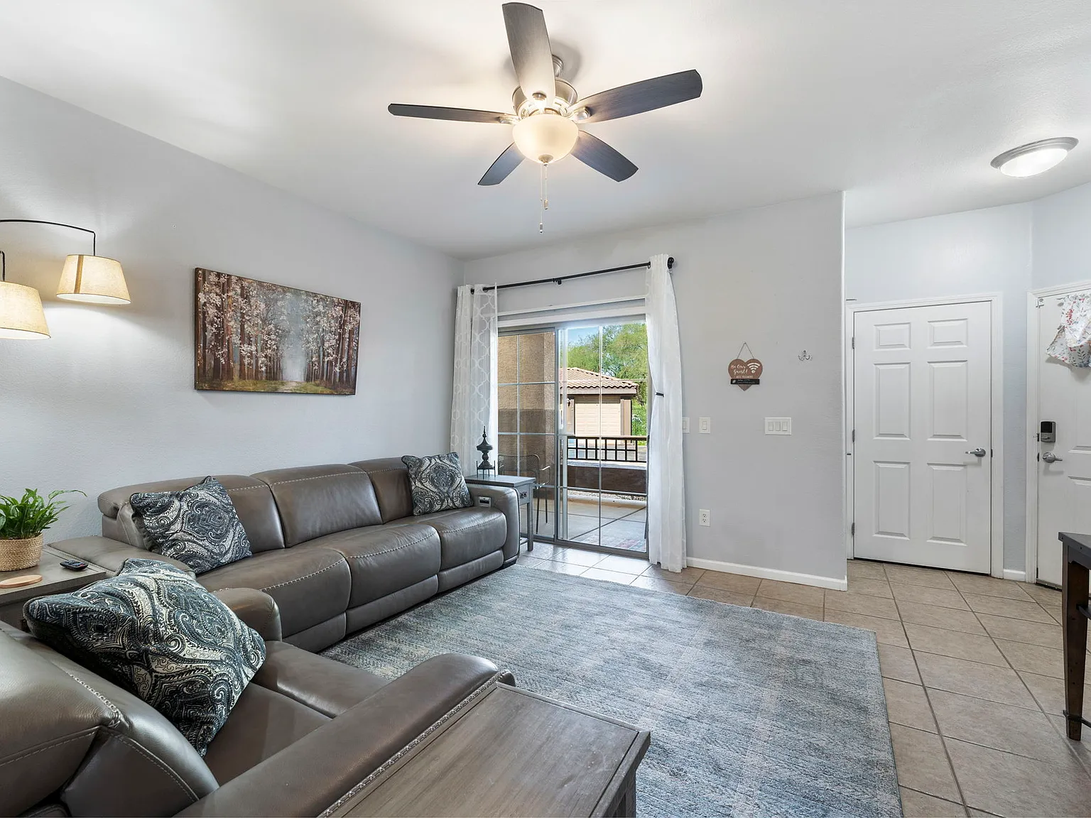 3 bed, 1268 sqft, $2,300 — Photo 4