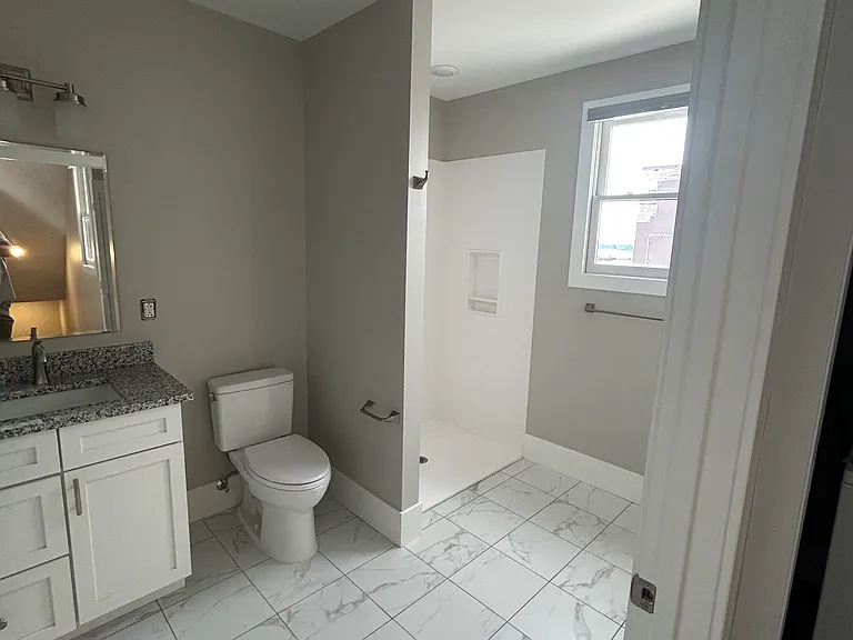 417 E Broadway — Photo 5