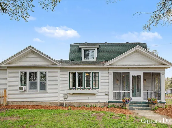 424 Lincoln Lake Ave, Lowell, MI 49331